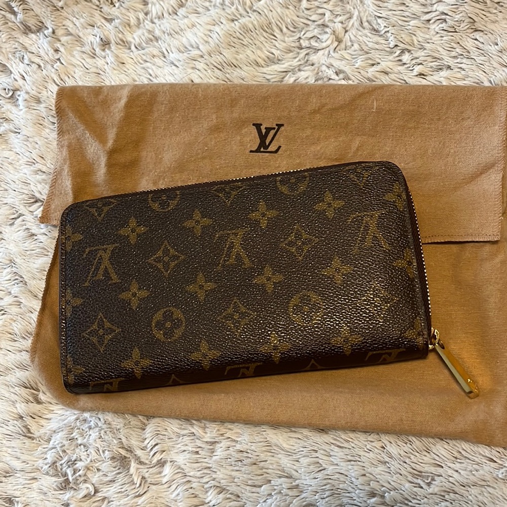 Authentic discontinued Louis Vuitton monogram zippy wallet EUC